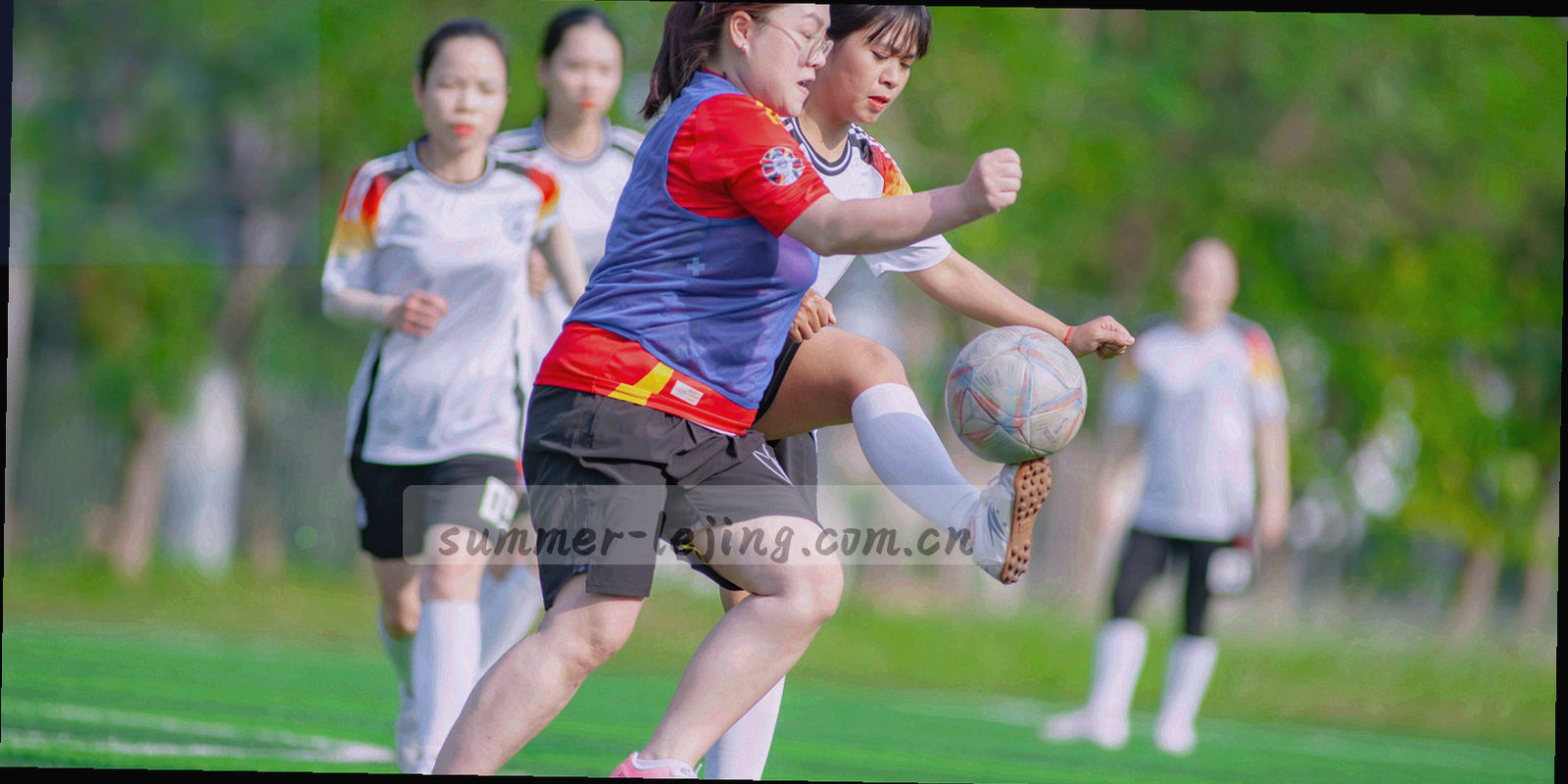 南宁青秀区民族大道风格化插画，标注地标